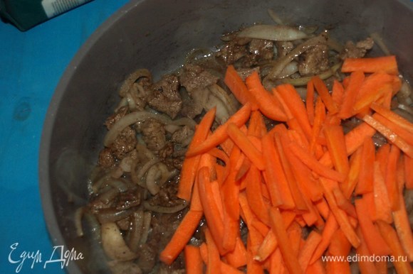 Когда лук начнет источать аппетитный аромат, добавляем морковь. Обжариваем до мягкости моркови.