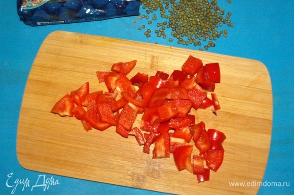 Сладкий красный перец очистить от плодоножки, семян и перегородок. Произвольно нарезать.
