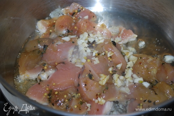 Куриное филе нарежьте небольшими кусочками и обжарьте на растительном масле с чесноком (примерно 5–6 минут).