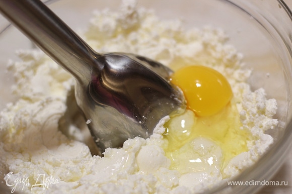 Добавить соль, ванилин, сахар, яйца, хорошо перемешать. Яйцо берите или 1 крупное или 1,5 мелких (взболтать второе яйцо и добавить половину). Сахарную пудру регулируйте по своему вкусу. Соду погасить лимонным соком, добавить к творожной массе, перемешать.