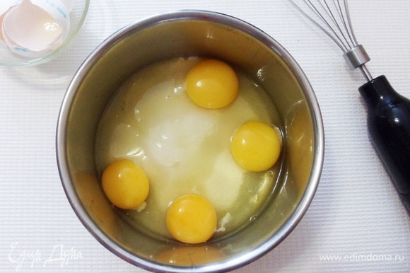 Всыпать сахарный песок в миску, добавить яйца.