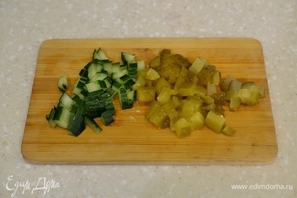 Пока готовятся овощи, нарежьте кубиком огурцы.
