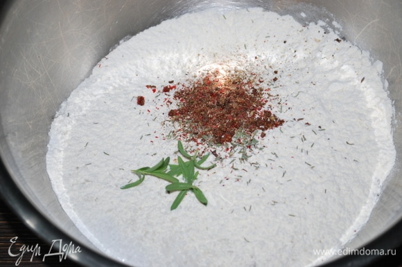 Муку и соль соедините вместе, добавьте перец, тимьян и розмарин.