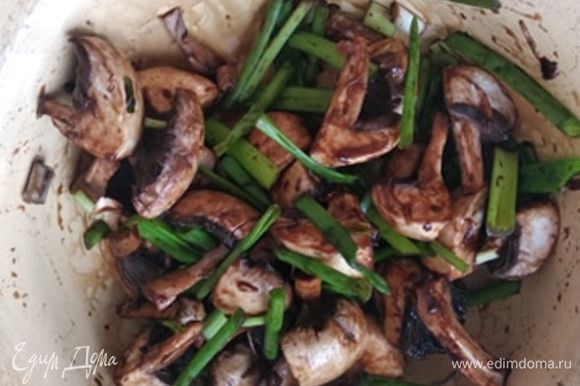 Соединить грибы и лук, добавить бальзамический уксус и оставить мариноваться на 5–10 минут.