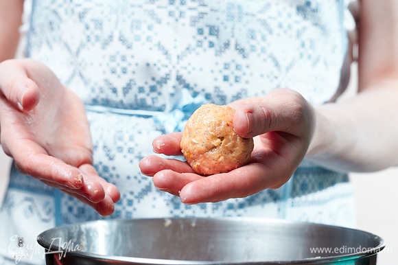 Заранее разогреть духовку до 190°C. Из теста скатать шарики размером с грецкий орех.