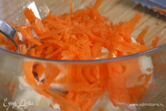 Натереть морковь, смешать в миске со сливочным сыром.