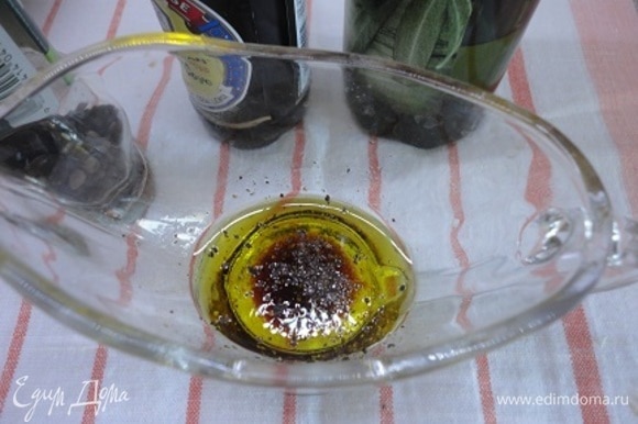 Для заправки смешать оливковое масло с лимонным соком, соевым соусом и свежемолотым перцем.