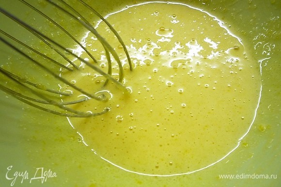 В миске смешиваем желтки с сахаром. Постепенно вмешиваем молоко со сливками. Переливаем смесь обратно в сотейник и продолжаем варить на медленном огне до загустения (около 4 минут).