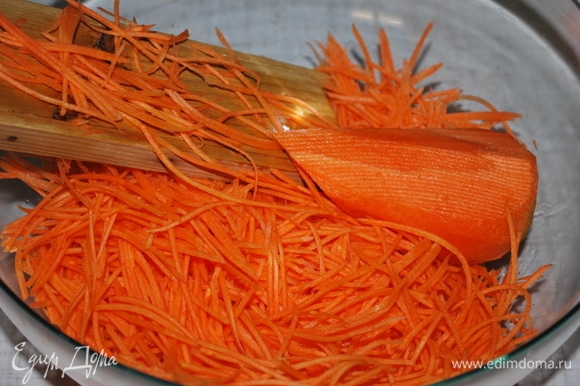 Тем временем морковь натрите на терке.
