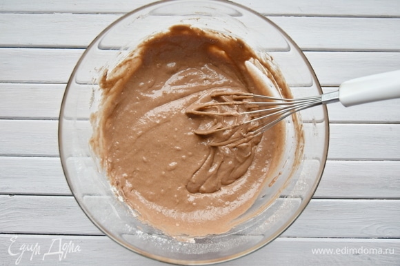 Перемешать составляющие для шоколадного бисквита. Долго мешать не следует.
