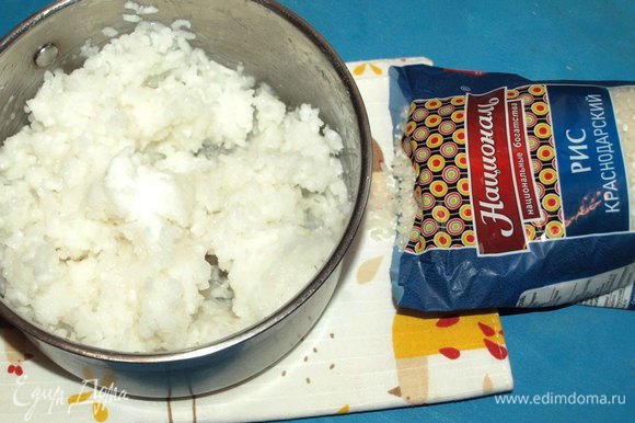 Рис промыть, залить холодной водой, добавить щепотку соли и варить до полной готовности. Рис должен буквально развариться. Добавить к готовому рису ванильный порошок, стевию или любой другой подсластитель. Хорошо перемешиваем.
