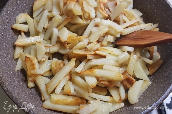 Сначала нужно пожарить картошку, т. к. она дольше всего готовится. Картофель очистить и нарезать кубиком или дольками (кому как нравится). Поджарить на растительном масле, посолить.