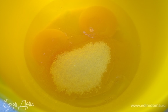В миске взбить яйца с сахаром, добавить молоко (комнатной температуры), растительное масло.