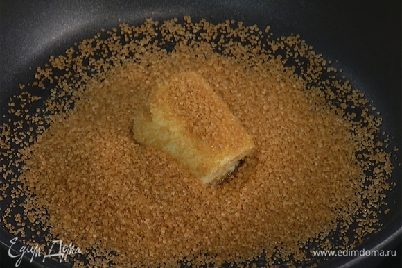 Растопить в сковороде сливочное масло, всыпать коричневый сахар и прогревать на небольшом огне, пока не получится жидкая карамель.