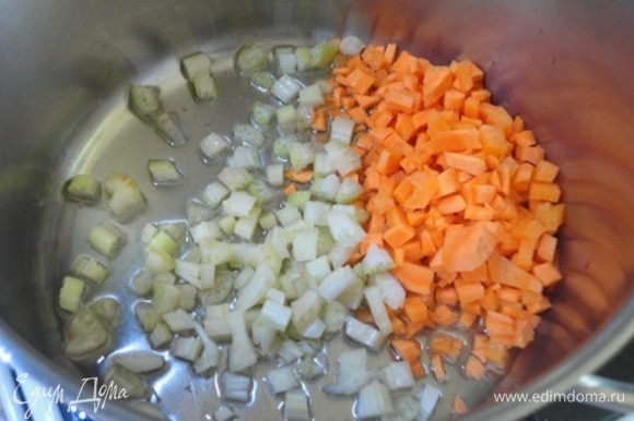 Морковь и сельдерей нарезаем мелкимим кубиками и обжариваем 3 минуты на растительном масле прямо в кастрюле, в которой будем варить суп.