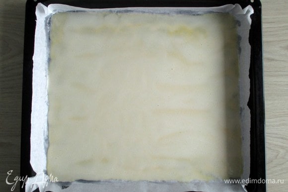 Перелейте тесто на промасленный или лучше на проложенный пекарской бумагой противень. Размеры противня — около 30х36 см, но могут варьироваться. Минут через пять поместите противень в разогретую духовку.