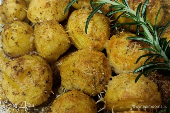 Картофель получается не только вкуснее классической жареной картошки, но и полезнее. Калорий меньше — пользы больше!