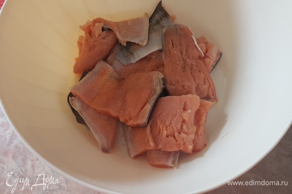 Рыбное филе нарезать на порционные куски, посолить и оставить мариноваться.