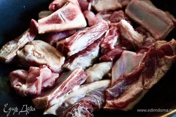 Мясо обжарьте на раскаленной сковороде с высокими бортами или в кастрюле с толстым дном без добавления растительного масла.