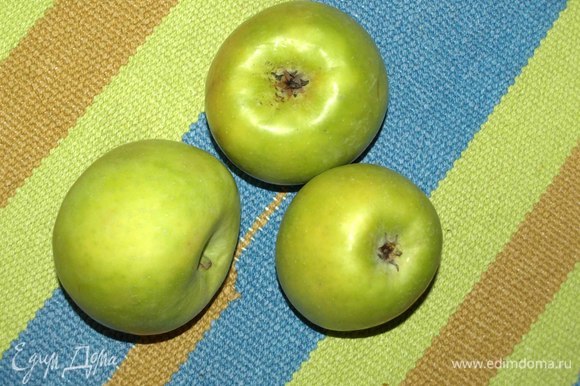 Яблоки хорошо промыть. Удалить плодоножки, семечки.