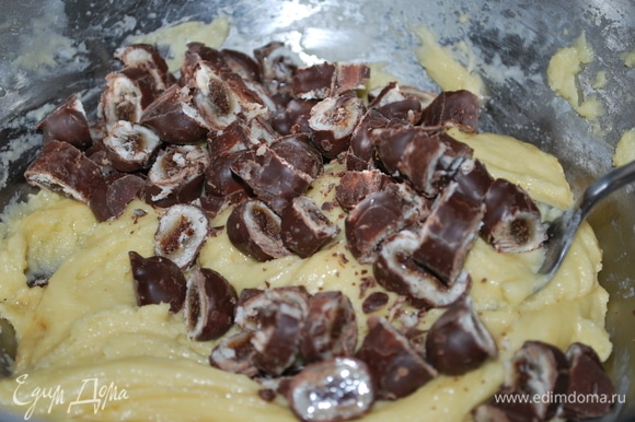 Карамель в шоколаде нарежьте на маленькие кусочки и добавьте в тесто.