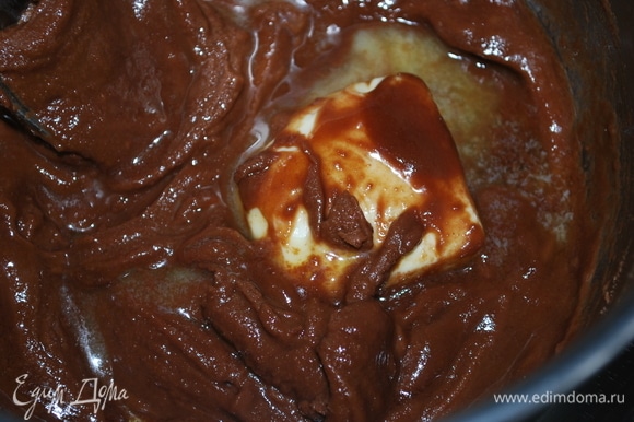 Шоколад растопите (я это сделала в микроволновой печи), добавьте к шоколаду сливочное масло.