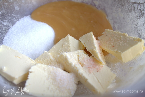 Растереть масло с медом, сахаром, солью. Сахар можно увеличить до 80–100 г.