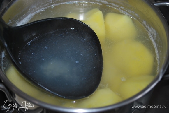 Картофель сварился. Горячий соленый картофельный отвар налейте в чашку, добавьте растительное масло.