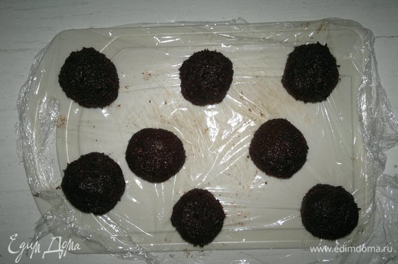 Соединить края лепешек и сформовать шарики. Поставить в холодильник на 1 час. Можно еще дополнительно обвалять конфеты в ореховой крошке.