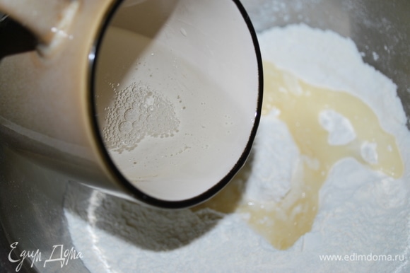 Муку соедините с солью, сахаром и разрыхлителем. Добавьте растительное масло с кипятком. Замесите тесто.