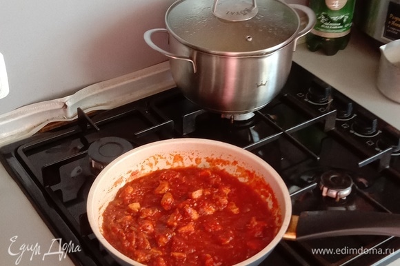 Здесь добавляем готовый соус к обжаренной индейке, закрываем сковороду крышкой и тушим на небольшом огне минут 15. Этого времени вполне достаточно, чтобы томаты избавились от своей кислоты и приобрели нужный нам сладковато-острый привкус.
