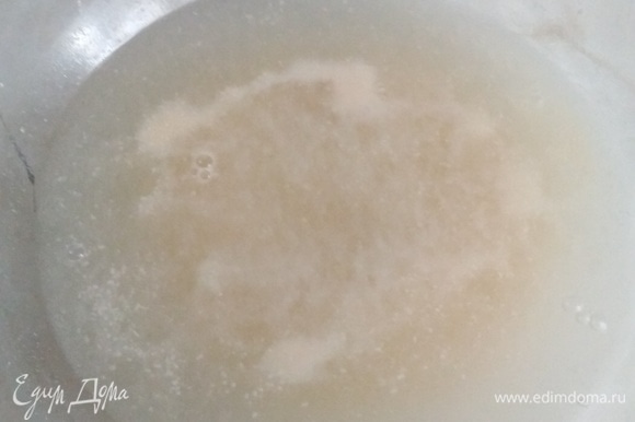 Сухие дрожжи разводим в теплой воде с медом.