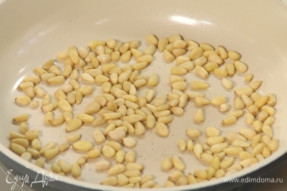 Кедровые орехи обжарить на сухой сковороде и пересыпать в холодную миску.