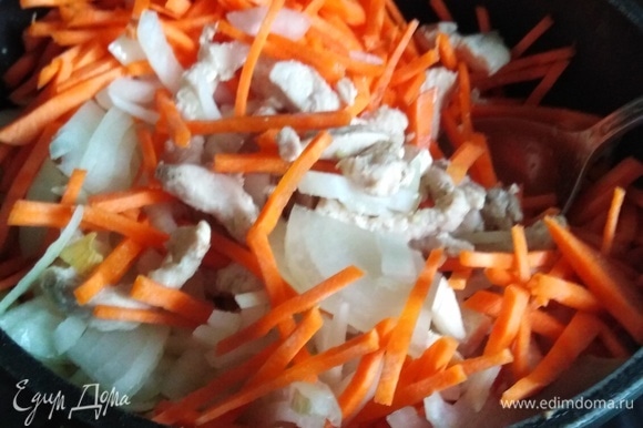 Засыпать нарезанный полукольцами лук и нарезанную соломкой морковь.