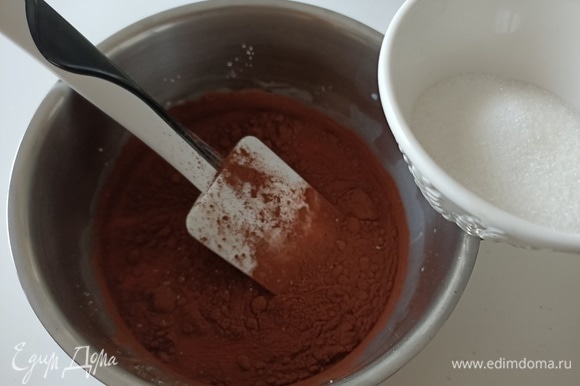 Добавить какао и сахар. При постоянном помешивании довести до кипения.