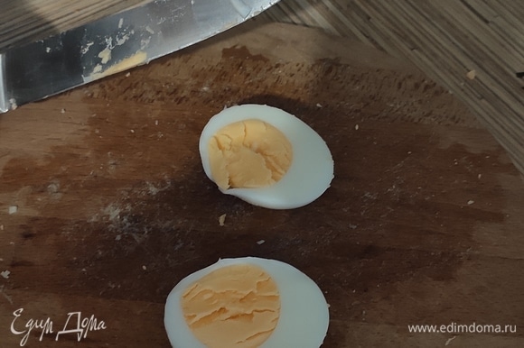 Яйца нарезать и положить в миску.