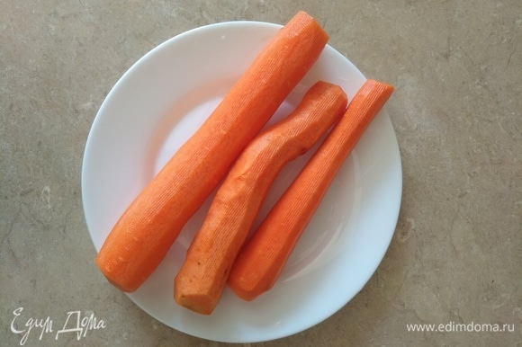 Затем чистим морковь. Нам понадобится 2 штуки среднего размера.