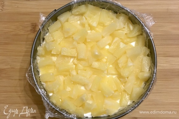 А наверх — кусочки ананаса. Немного смачиваем поверхность пирога соком из банки при помощи кисточки, чтобы был легкий блеск.