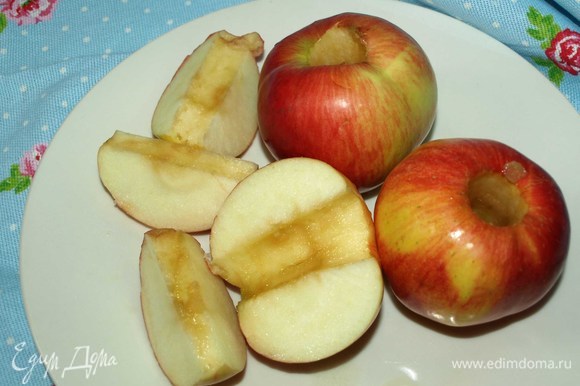 У яблок удаляем серцевину и нарезам их на крупные дольки.