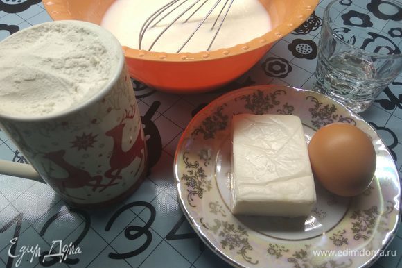 Подготовить ингредиенты. Муку просеять. В кефир всыпать соду, соль и сахар. Оставить на 10 минут. Затем вбить яйцо и добавить любое растительное масло на ваш вкус. Перемешать.