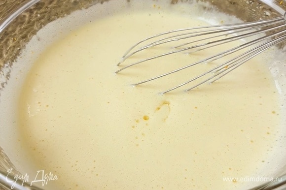 Сливки подогреваем до 40°C, добавляем дрожжи (4 г — это примерно 1 ч. л. с горкой) и сахар. Оставляем минут на 10 для активации дрожжей. В это время миксером взбиваем яйца с сахарной пудрой до пышной пены минуты 4. Натираем цедру апельсина прямо в миску с яичной смесью, чтобы все масла и ароматы попали в наше тесто. Добавляем растопленное, но не горячее сливочное масло и коньяк. Хорошо вымешиваем тесто. Теперь вливаем дрожжевую смесь, размешиваем.