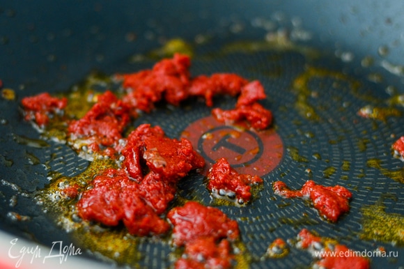 Готовим соус для заливки. На подогретом масле обжарьте томатную пасту, энергично помешивая, в течение 2–3 минут. Затем залейте ее горячей водой (1,5–2 стакана), прокипятите 1–2 минуты, помешивая. Обратите внимание, что НЕ обжаренная томатная паста может испортить весь ваш труд!