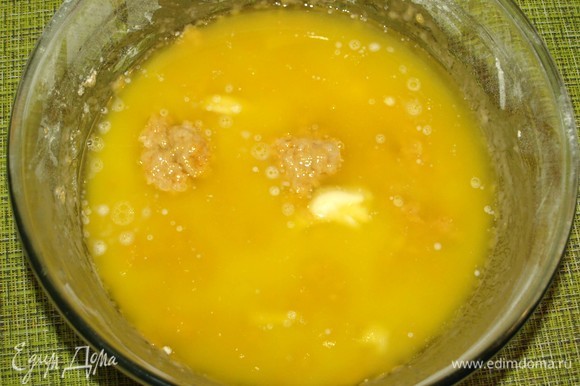 Растопленное сливочное масло добавляем в мучную массу. Масло не должно быть горячим. Хорошо перемешиваем.