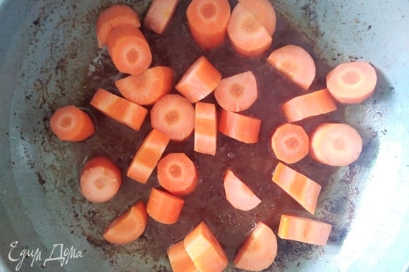 На этой же сковородке обжарить нарезанную морковь (около 2 минут). Добавьте нарезанные на четвертинки грибы. Если мелкие, можно оставить целыми. Добавить ложку масла, готовить вместе 2 минуты.