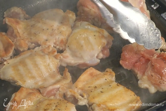 Разогреть на сильном огне сковороду-гриль без масла и обжаривать кусочки курицы по 5‒7 минут с каждой стороны, затем переложить в форму для запекания.