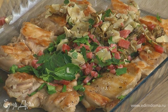 Добавить к курице смесь из артишоков и салями, сверху разложить моцареллу.
