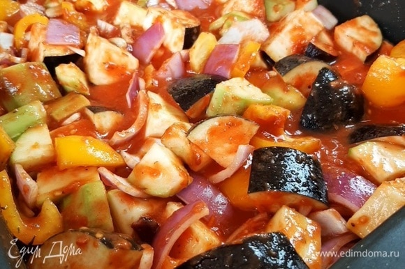 Заливаем наши овощи получившимся соусом, слегка перемешиваем. Накрываем форму фольгой и готовим в разогретой до 180°C духовке около 60 минут.