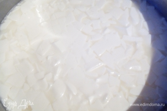 Проверьте температуру молока. Если она снизилась, то подогрейте молоко до 32–33°C. Разведите фермент (сычужный фермент — 0,32 г или же вегетарианский химозин — 0,23 г) в 50 мл кипяченой теплой воды. Добавьте раствор фермента при постоянном помешивании движениями сверху-вниз, чтобы максимально распределить его по всему объему молока. Оставьте на 40 минут. Проведите тест на чистое отделение. Если сгусток недостаточно плотный, оставьте еще на 10–15 минут. Нарежьте сгусток на кубики стороной 1 см, после вымешивайте массу в течение 10 минут, поддерживая температуру 32–33°C. За это время кубики приобретут упругость.