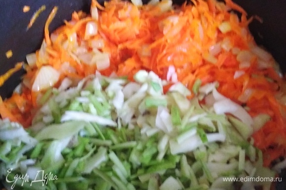 Приготовить начинку. На растительном масле обжарить нарезанный лук и натертую морковь. Добавить нашинкованную капусту. Тушить до полуготовности.