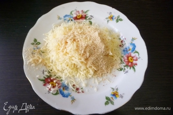 Сыр натереть на терке и смешать его с панировочными сухарями (1 ст. л.). Это будет посыпка для крупеника.
